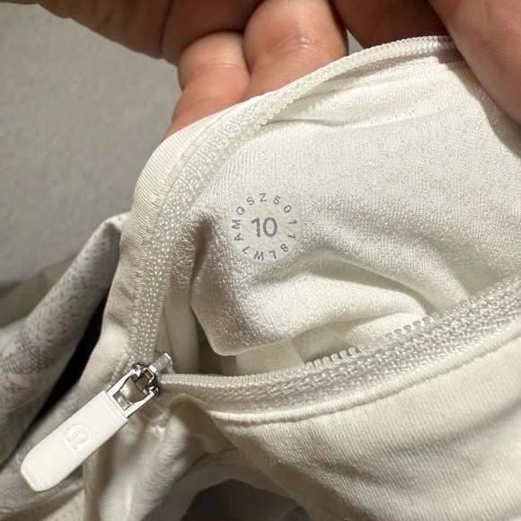 🍋 Lululemon Real Quick Short *Perforated
3.5" - Picture 6 of 8